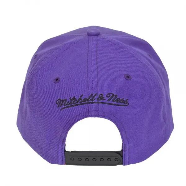 Gorra Plana Lakers Pinned de Mitchell And Ness conmemorativa detalle
