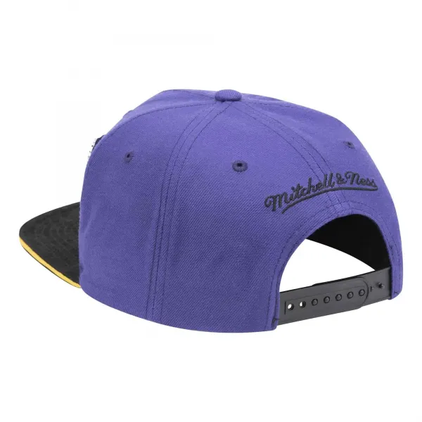 Gorra Plana Lakers Pinned de Mitchell And Ness conmemorativa vista trasera