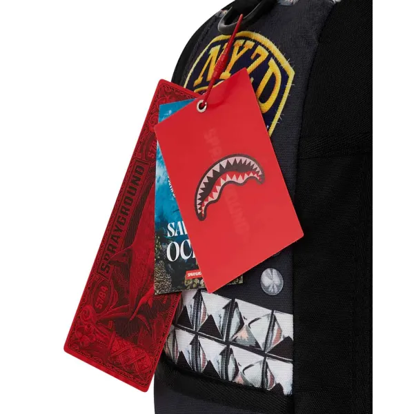 Mochila Sprayground Punk Shark detalle etiqueta