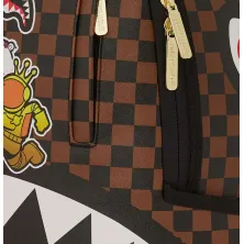 Mochila Sprayground sticker bomb sharks in Paris vista detalle