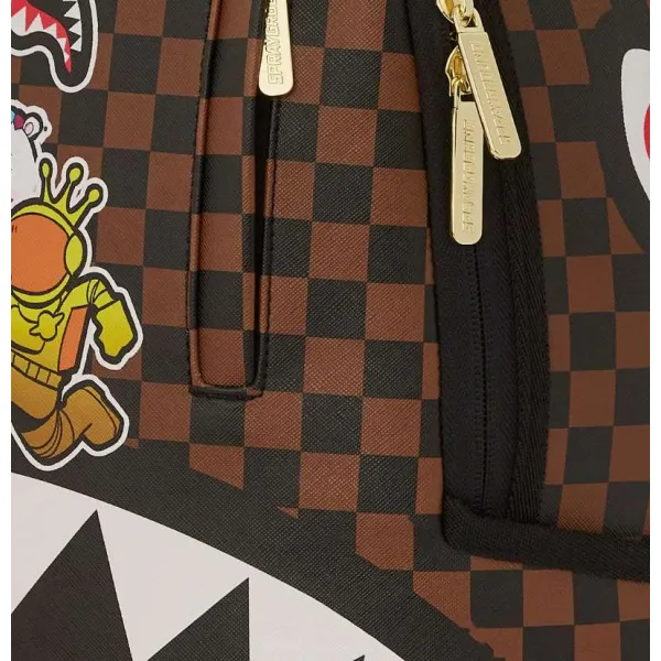 Mochila Sprayground sticker bomb sharks in Paris vista detalle