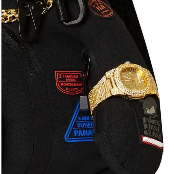 Mochila Oso Sprayground James Passport en negro, detalle reloj