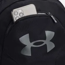 Mochila deportiva Under Armour Hustle Lite en negro detalle