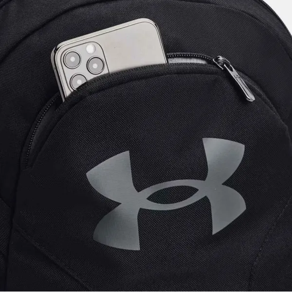 Mochila deportiva Under Armour Hustle Lite en negro detalle