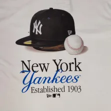 Camiseta Yankees Script manga corta blanca oversized detalle