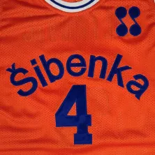 Camiseta baloncesto Petrovic Sibenka naranja bordada detalle frente Camiseta baloncesto Petrovic Sibenka naranja bordada detalle frente