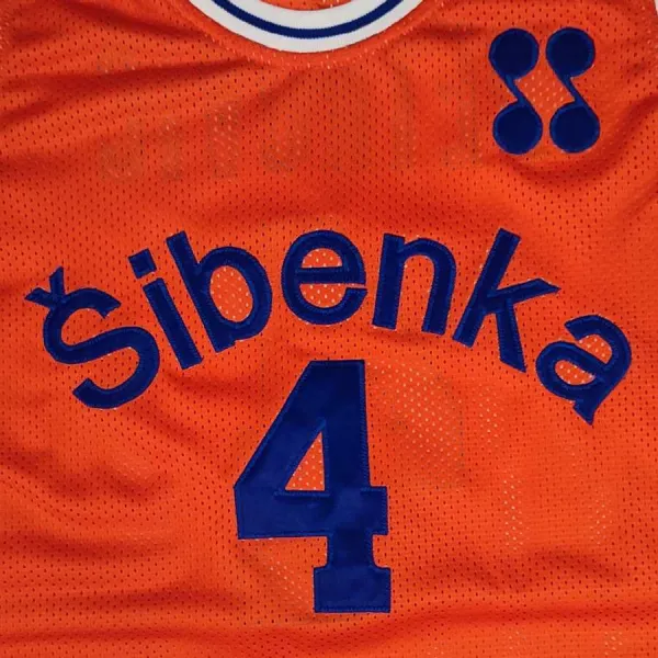 Camiseta baloncesto Petrovic Sibenka naranja bordada detalle frente Camiseta baloncesto Petrovic Sibenka naranja bordada detalle frente