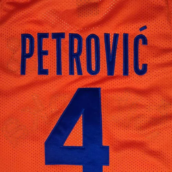 Camiseta baloncesto Petrovic Sibenka naranja bordada detalle dorsal Camiseta baloncesto Petrovic Sibenka naranja bordada detalle dorsal