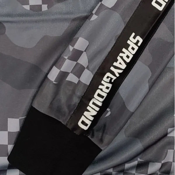 Sudadera Spraygound Grey Camo Crew detalle manga