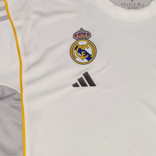 Cubre baloncesto Real Madrid baloncesto Adidas blanco detalle escudo