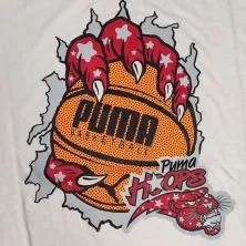 Puma Hoopaverse tee 3 blanca detalle logo