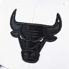 Gorra Chicago Bulls NBA Day 11 Concord blanca y negra detalle