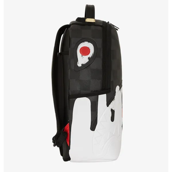 Sprayground Snoopy painting en negro y blanca fotografía lateral