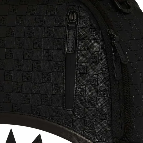 Sprayground Black Out Shark in Paris detalle