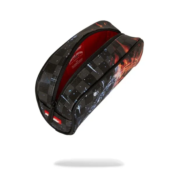 Estuche Fire Ice Shark de Sprayground abierto Estuche Fire Ice Shark de Sprayground abierto