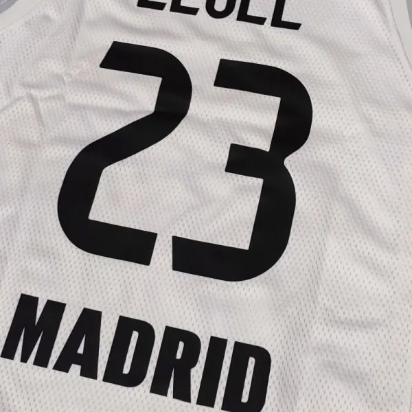 Camiseta Sergio Llull Real Madrid Emirates blanca detalle dorsal