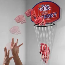 Canasta de baloncesto de la ropa sucia lanzando