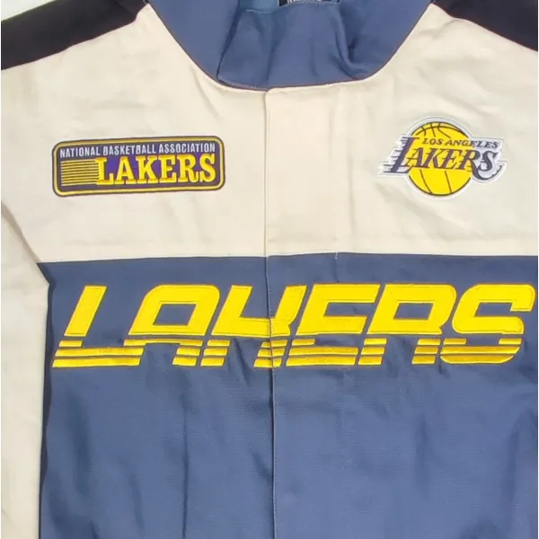 Chaqueta Lakers NBA Motorsport bordada detalle Chaqueta Lakers NBA Motorsport bordada detalle