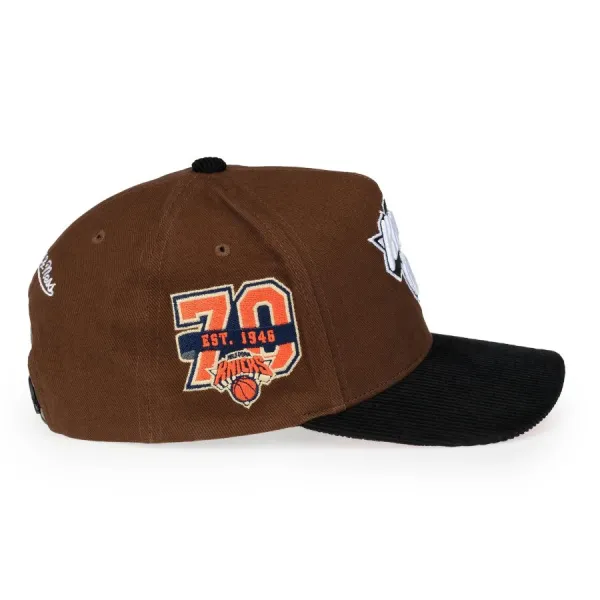 Gorra curva New York Knicks Pro Pinch Brown, lateral