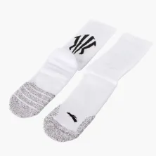 Calcetines baloncesto Anta Kai Crew Terry en color blanco, par