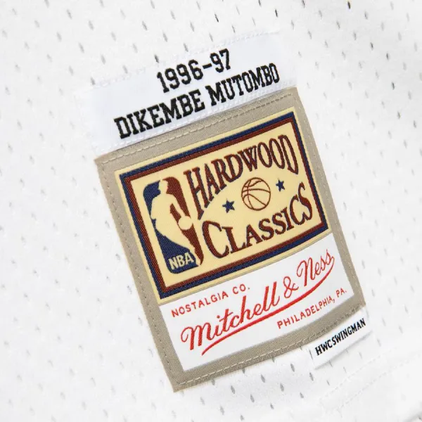 Dikembe Mutombo Atlanta Hawks blanca de Mitchell and Ness etiqueta Dikembe Mutombo Atlanta Hawks blanca de Mitchell and Ness etiqueta