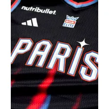 Camiseta Paris Basketball Adidas oficial de baloncesto, foto detalle Camiseta Paris Basketball Adidas oficial de baloncesto, foto detalle
