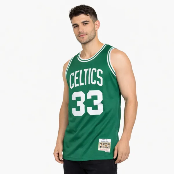 Camiseta de baloncesto Larry Bird con Boston Celtics en verde con modelo