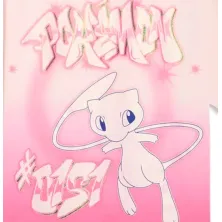 Camiseta manga corta Shiny Mew Puma x Pokemon, detalle Camiseta manga corta Shiny Mew Puma x Pokemon, detalle