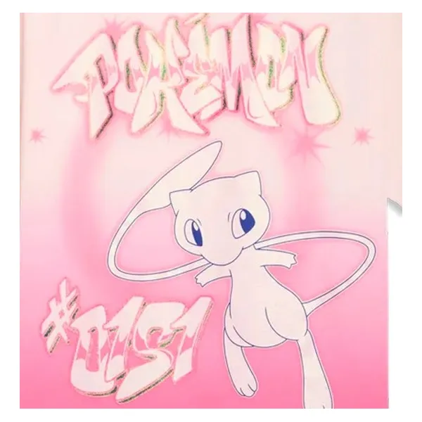 Camiseta manga corta Shiny Mew Puma x Pokemon, detalle Camiseta manga corta Shiny Mew Puma x Pokemon, detalle