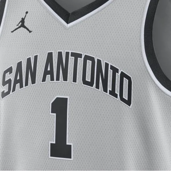 Camiseta Wemby Spurs gris - foto detalle