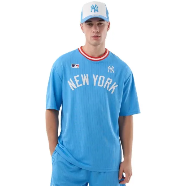 Camiseta MLB Arch de los Yankees de New Era - modelo frontal Camiseta MLB Arch de los Yankees de New Era - modelo frontal