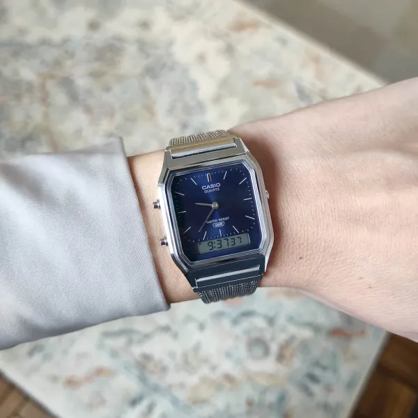 AQ-230EM-2AEF Azul - CASIO - Foto muñeca
