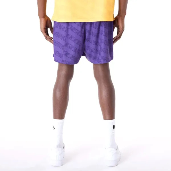 Short Lakers de New Era en morado - trasera