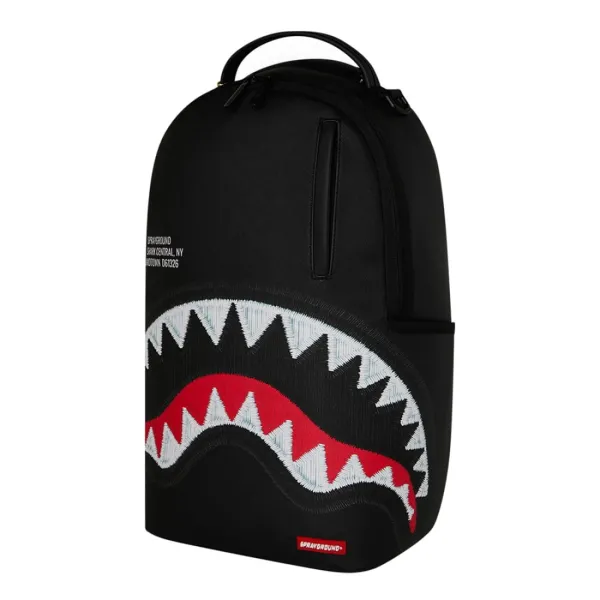 Sprayground Shark Central Negra y bordada - lado Sprayground Shark Central Negra y bordada - lado