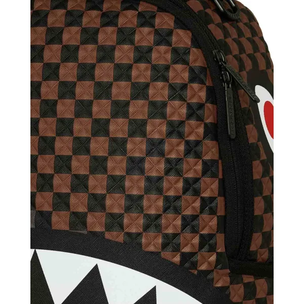Mochila Sprayground Sharks in Paris Pyramid B8744 con cuadros marrones y negros de efecto piramidal 8 Mochila Sprayground Sharks in Paris Pyramid B8744 con cuadros marrones y negros de efecto piramidal 8