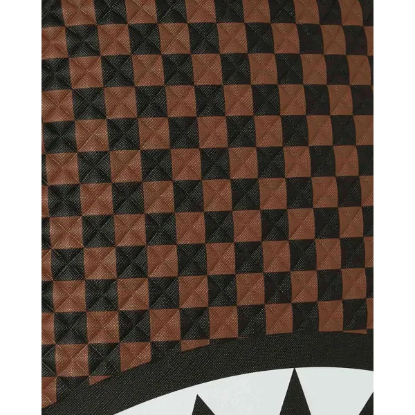 Mochila Sprayground Sharks in Paris Pyramid B8744 con cuadros marrones y negros de efecto piramidal 9 Mochila Sprayground Sharks in Paris Pyramid B8744 con cuadros marrones y negros de efecto piramidal 9