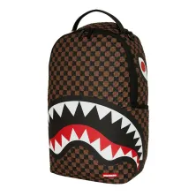 Mochila Sprayground Sharks in Paris Pyramid B8744 con cuadros marrones y negros de efecto piramidal 2 Mochila Sprayground Sharks in Paris Pyramid B8744 con cuadros marrones y negros de efecto piramidal 2