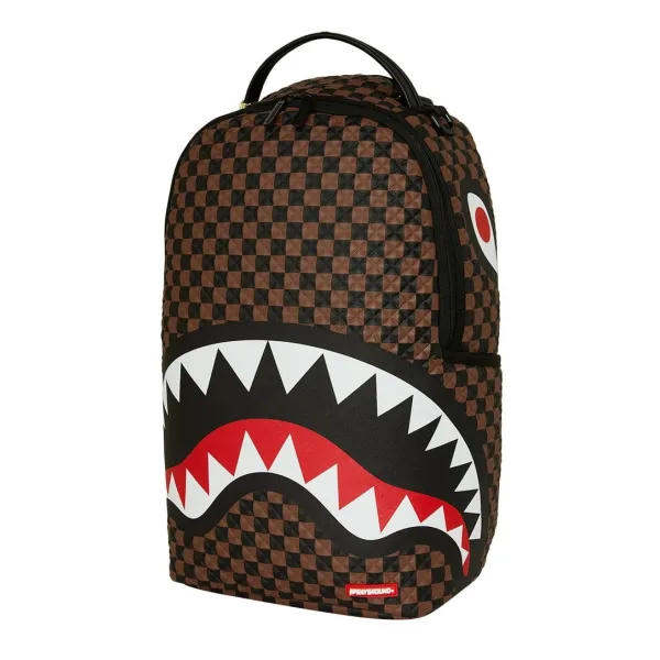 Mochila Sprayground Sharks in Paris Pyramid B8744 con cuadros marrones y negros de efecto piramidal 2 Mochila Sprayground Sharks in Paris Pyramid B8744 con cuadros marrones y negros de efecto piramidal 2