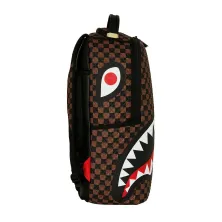 Mochila Sprayground Sharks in Paris Pyramid B8744 con cuadros marrones y negros de efecto piramidal 5 Mochila Sprayground Sharks in Paris Pyramid B8744 con cuadros marrones y negros de efecto piramidal 5