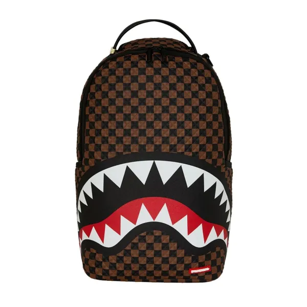 Mochila Sprayground Sharks in Paris Pyramid B8744 con cuadros marrones y negros de efecto piramidal Mochila Sprayground Sharks in Paris Pyramid B8744 con cuadros marrones y negros de efecto piramidal