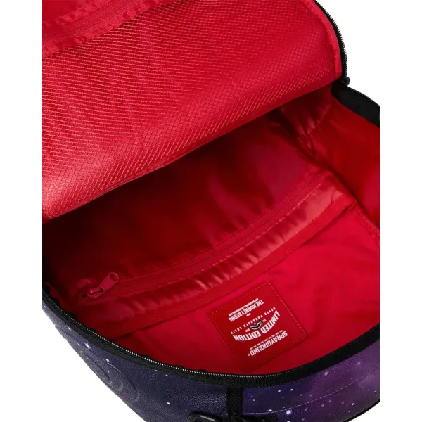 Mochila Sprayground Bob Marley The Legend Forever B9276 con collage de retratos sobre fondo violeta - 3