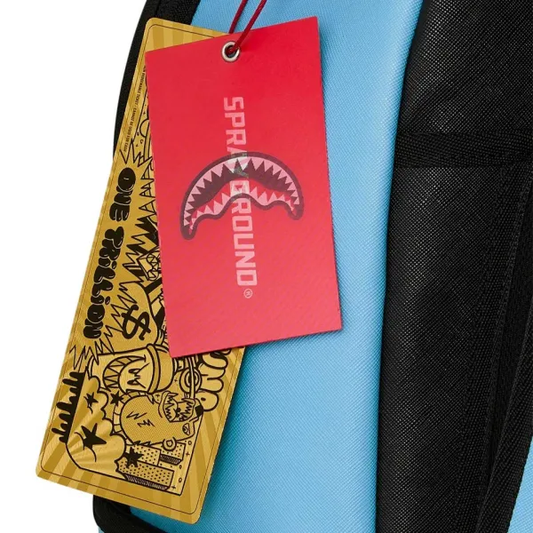 Mochila Sprayground Shark Central en azul celeste y mandíbula de tiburon negra y blanca - etiqueta Mochila Sprayground Shark Central en azul celeste y mandíbula de tiburon negra y blanca - etiqueta