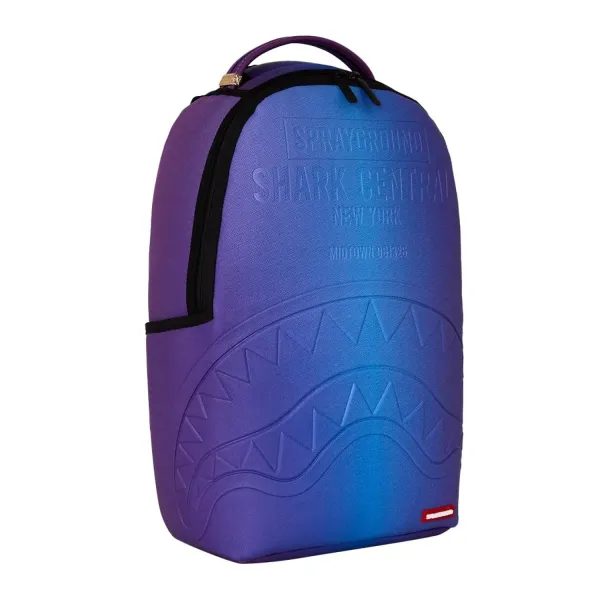 Mochila Sprayground Shark Central Embossed Dusk B9627 azul y violeta con boca de tiburón en relieve - lateral Mochila Sprayground Shark Central Embossed Dusk B9627 azul y violeta con boca de tiburón en relieve - lateral