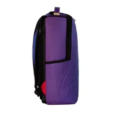 Mochila Sprayground Shark Central Embossed Dusk B9627 azul y violeta con boca de tiburón en relieve - lado Mochila Sprayground Shark Central Embossed Dusk B9627 azul y violeta con boca de tiburón en relieve - lado