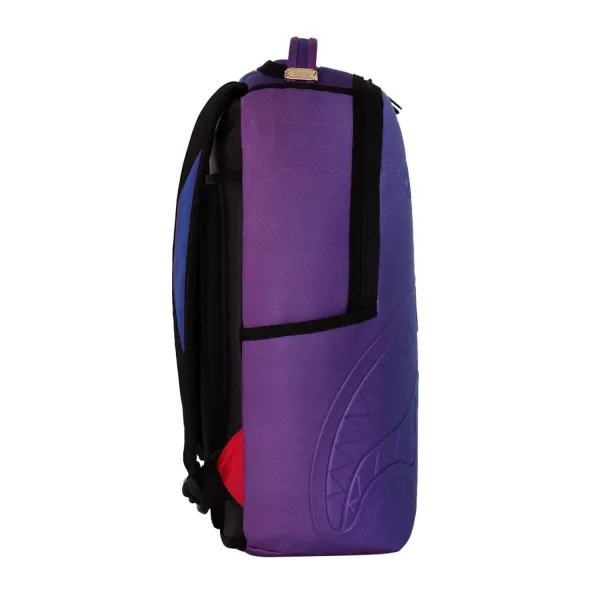Mochila Sprayground Shark Central Embossed Dusk B9627 azul y violeta con boca de tiburón en relieve - lado Mochila Sprayground Shark Central Embossed Dusk B9627 azul y violeta con boca de tiburón en relieve - lado
