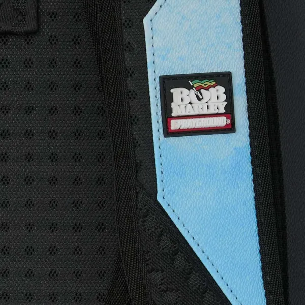 Mochila Sprayground Bob Marley The Legend B9275 azul claro con collage de fotografías - etiqueta marca