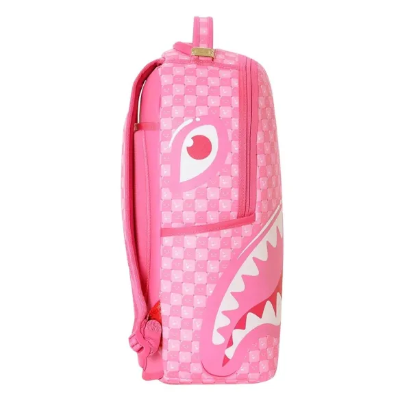 Mochila Sprayground Pink New Check Faces B8715 rosa con cuadros, pequeñas caras y boca de tiburón - lado Mochila Sprayground Pink New Check Faces B8715 rosa con cuadros, pequeñas caras y boca de tiburón - lado