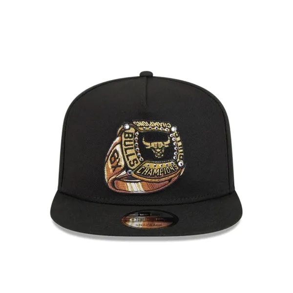 Gorra plana Bulls 9Fifty de New Era con bordados laterales y parche de anillo de campeones - frontal Gorra plana Bulls 9Fifty de New Era con bordados laterales y parche de anillo de campeones - frontal
