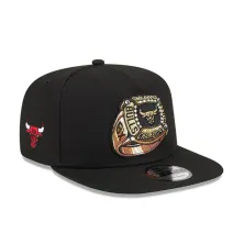 Gorra plana Bulls 9Fifty de New Era con bordados laterales y parche de anillo de campeones - lateral 2 Gorra plana Bulls 9Fifty de New Era con bordados laterales y parche de anillo de campeones - lateral 2
