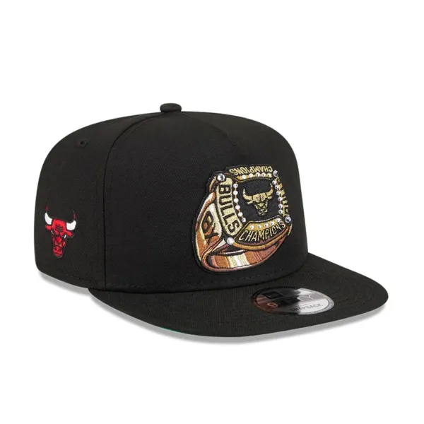 Gorra plana Bulls 9Fifty de New Era con bordados laterales y parche de anillo de campeones - lateral 2 Gorra plana Bulls 9Fifty de New Era con bordados laterales y parche de anillo de campeones - lateral 2